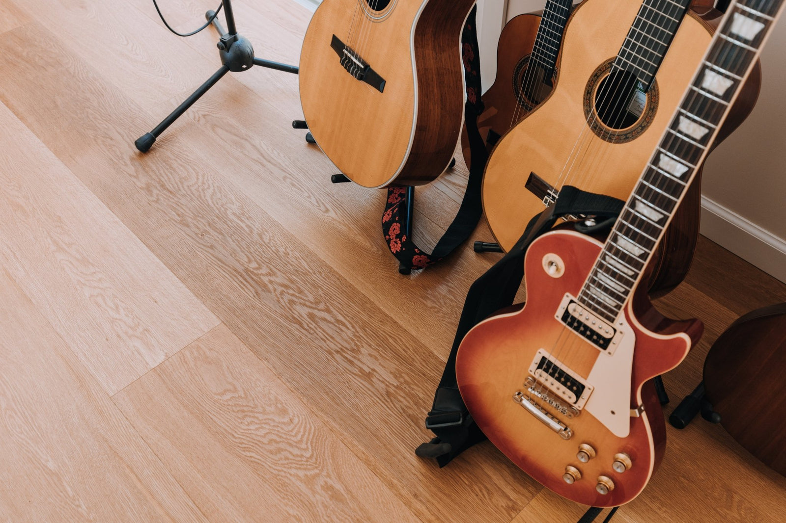 Guitarras y un rincón de música sobre un piso de roble Eslavonia 240